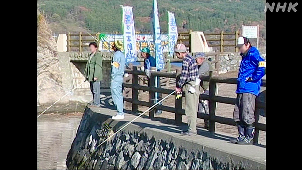 Jembatan Nozomi terlihat di latar belakang saat sebuah acara pada tahun 2006.