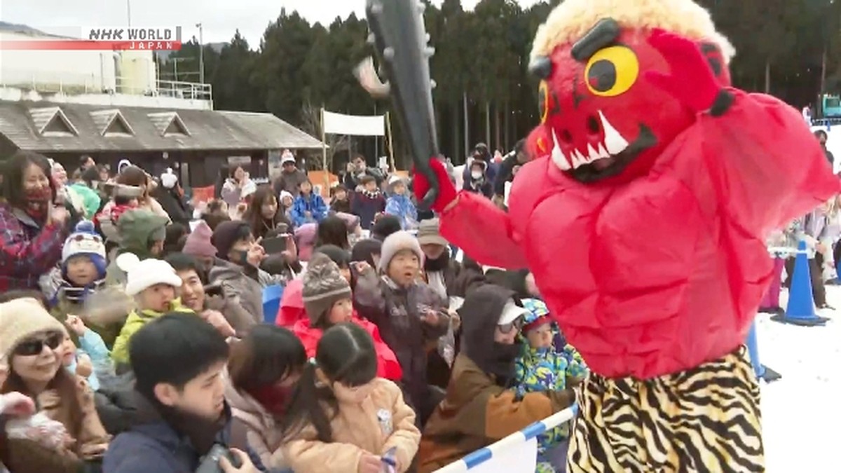 Festival Setsubun di Gunung Fuji: Anak-anak Mengusir Setan dengan Kacang!