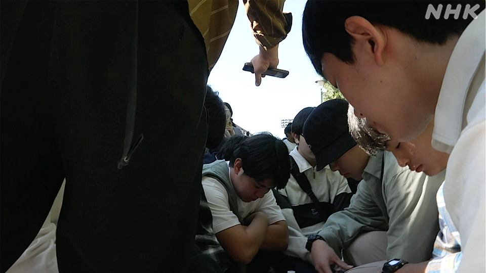 Peserta Tur Perdamaian di Nagasaki mendengarkan suara sirine serangan udara dari Ukraina saat ini.