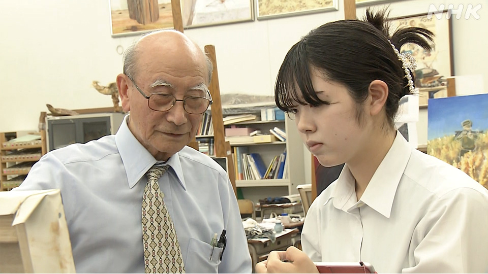 Hibakusha Takiguchi Hidetaka (kiri) bersama seniman muda Higuchi Fumina