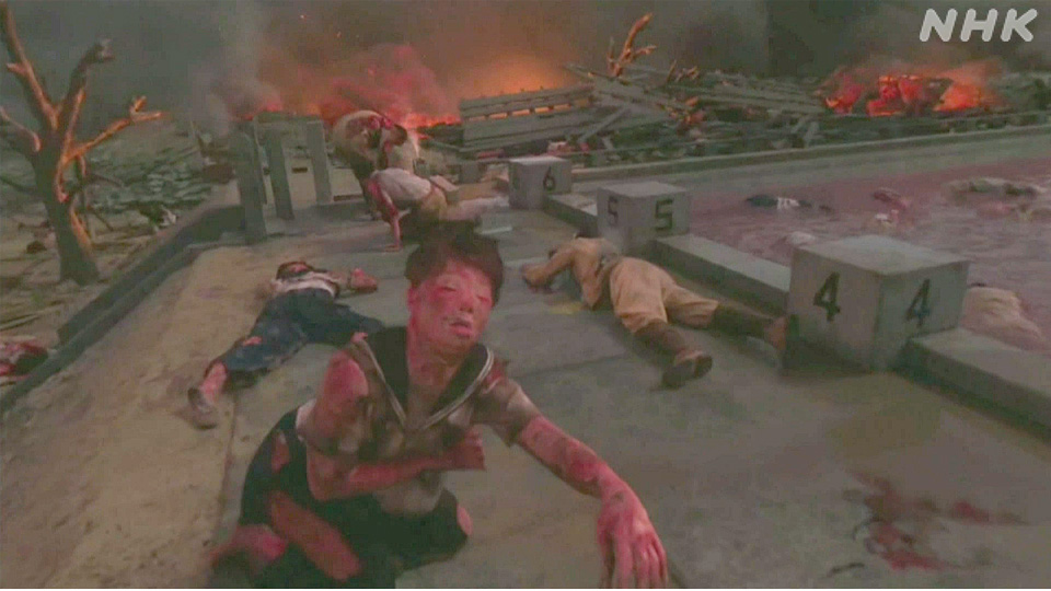 Mencari pertolongan, Kodama menuju ke kolam dalam gambaran VR tentang bom Hiroshima.