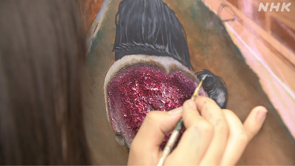 Lukisan ini menggambarkan punggung seorang ibu yang terpapar sinar panas dan radiasi bom atom.