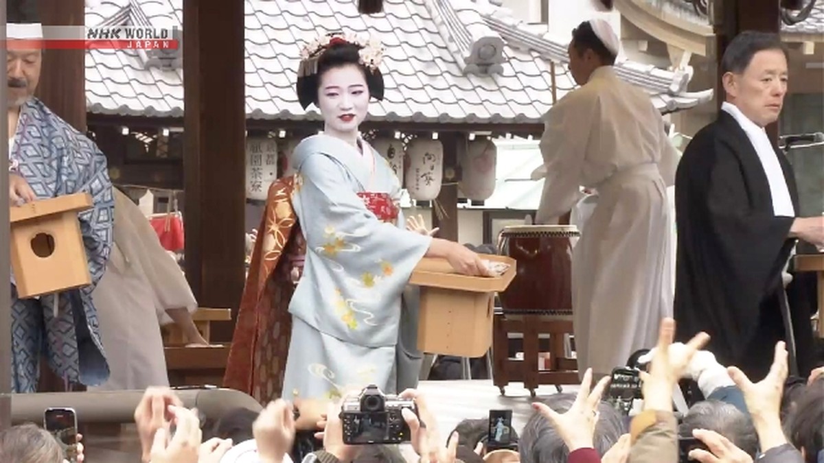 Maiko Geisha Lempar Kacang di Kuil Yasaka Kyoto untuk Perayaan Setsubun