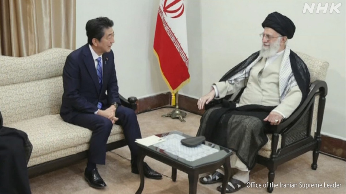 Para pemimpin Jepang dan Iran tertangkap kamera saat bertemu di Teheran pada tahun 2019.