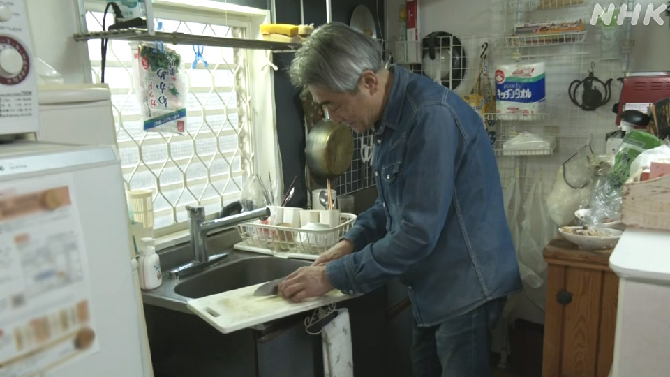 Endo Takashi tinggal di Tokyo dan kesulitan dengan kenaikan harga.