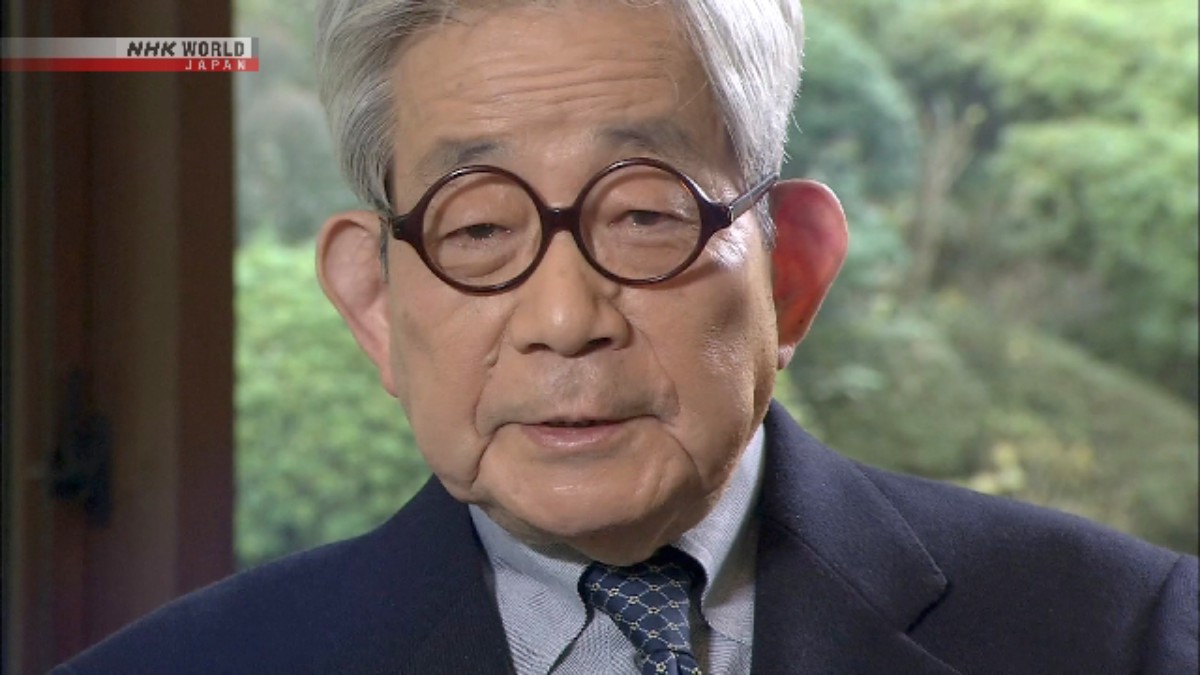 Naskah Awal Kenzaburo Oe yang Belum Terbit Ditemukan di Universitas Tokyo