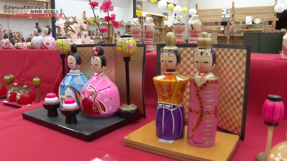 Pembuat kerajinan di timur laut Jepang menampilkan boneka kayu 'hina' untuk perayaan Hari Perempuan