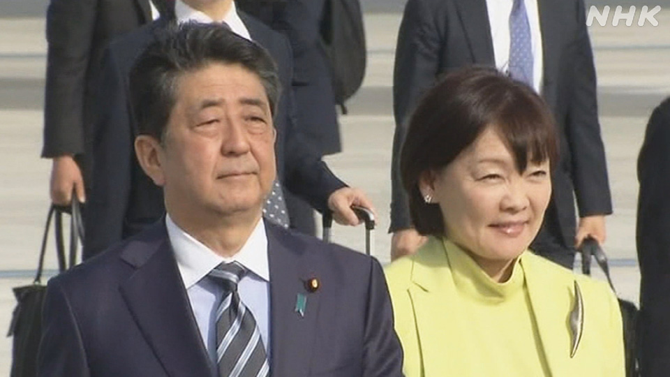 Mantan Perdana Menteri Abe Shinzo dan istrinya Akie digambarkan pada tahun 2019.