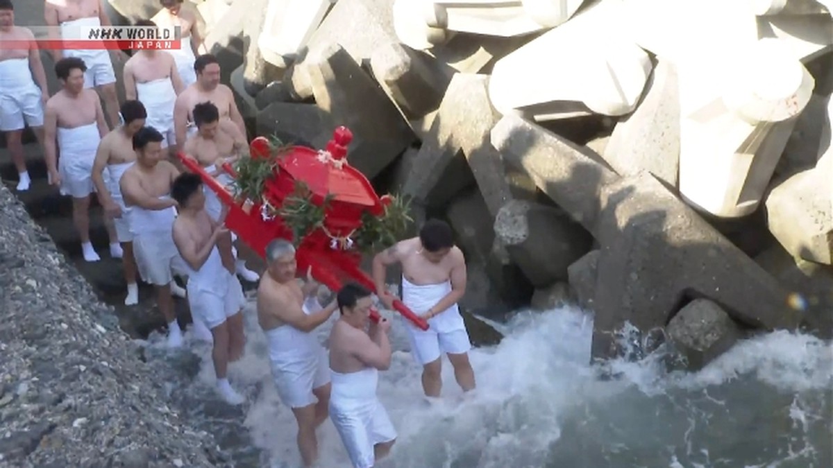 Pendopo portabel diangkut ke laut untuk upacara pemurnian tahunan di Prefektur Kumamoto