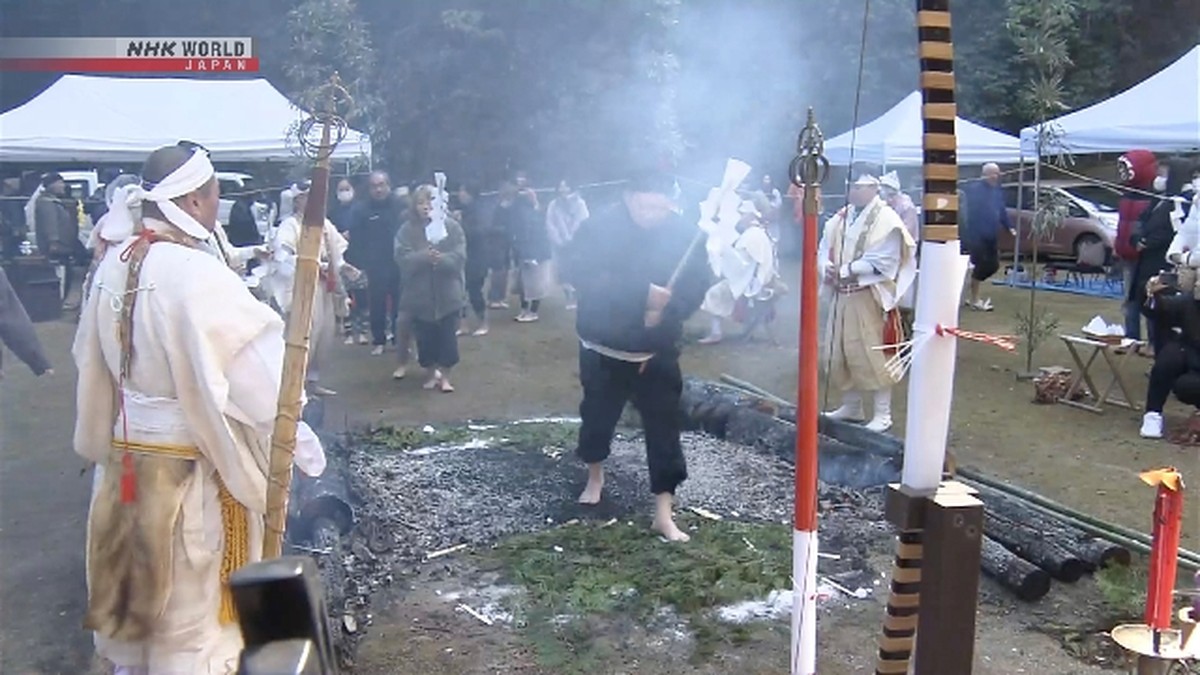 Ritual Jalan Api Setsubun di Kuil Tokushima, Warga Berdoa untuk Kesehatan