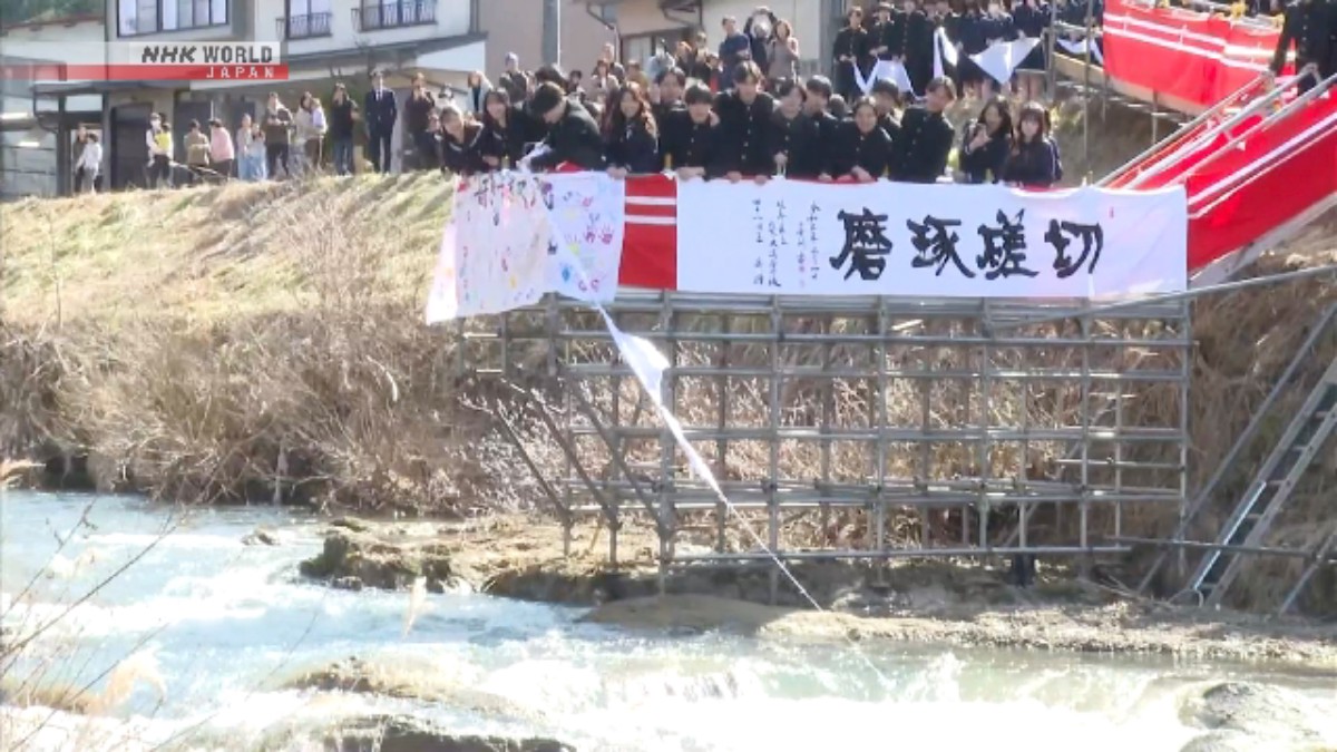 Tradisi Unik Perpisahan SMA Hida: Siswa Gifu Larungkan Tali Topi ke Sungai