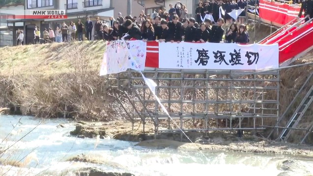 Tradisi Unik Perpisahan SMA Hida: Siswa Gifu Larungkan Tali Topi ke Sungai