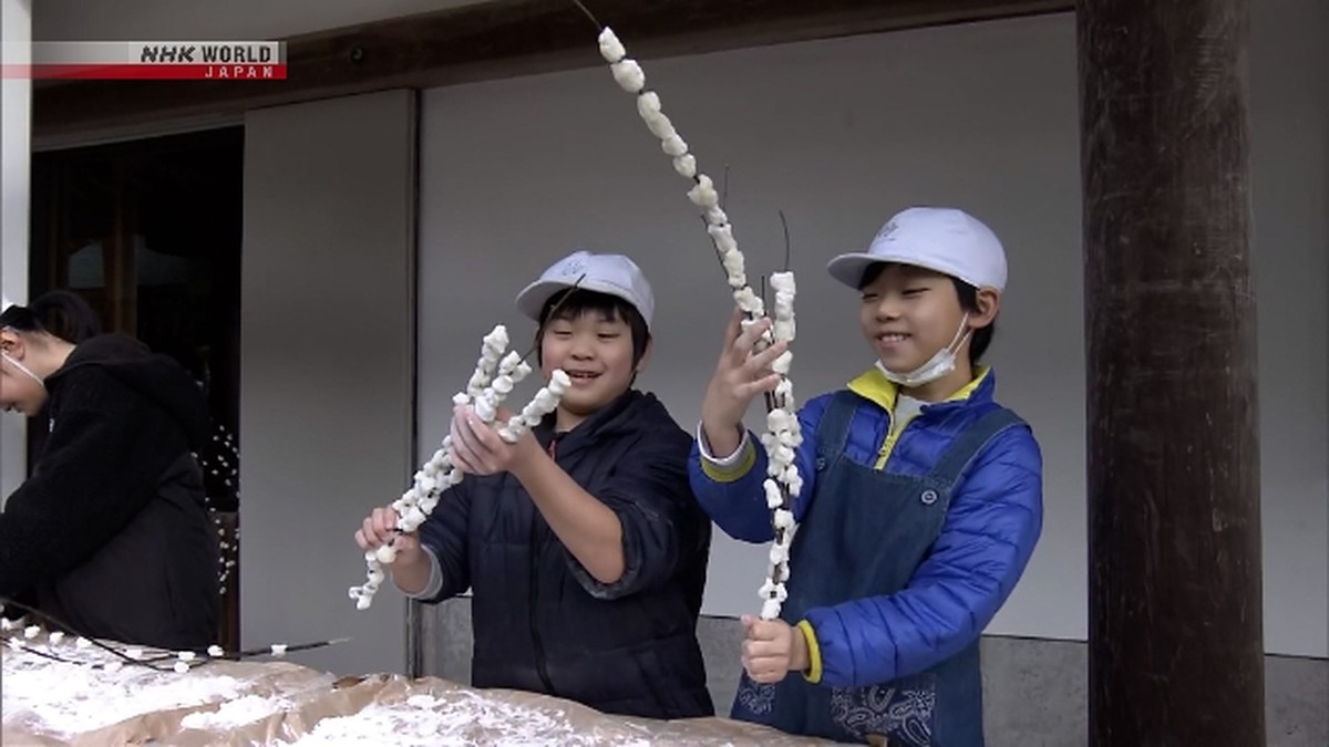 Warga Mihonoseki Hias Ranting Pohon dengan Mochi Sambut Tahun Baru Imlek