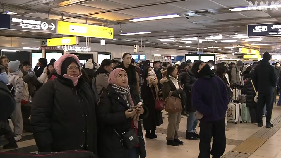 Antrean penumpang menunggu layanan pulih di Stasiun Sapporo