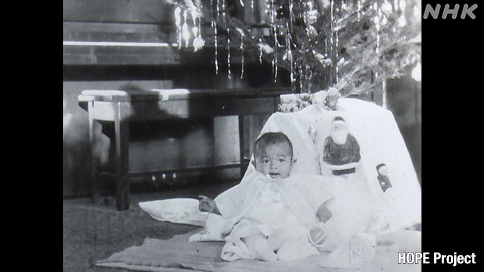 Akiko saat berusia 7 bulan bersama pianonya di kediaman mereka di Los Angeles.