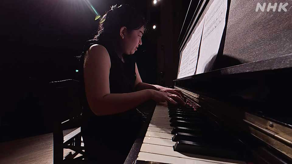 Pianis ternama dunia Yu Kosuge saat memainkan piano milik Akiko.