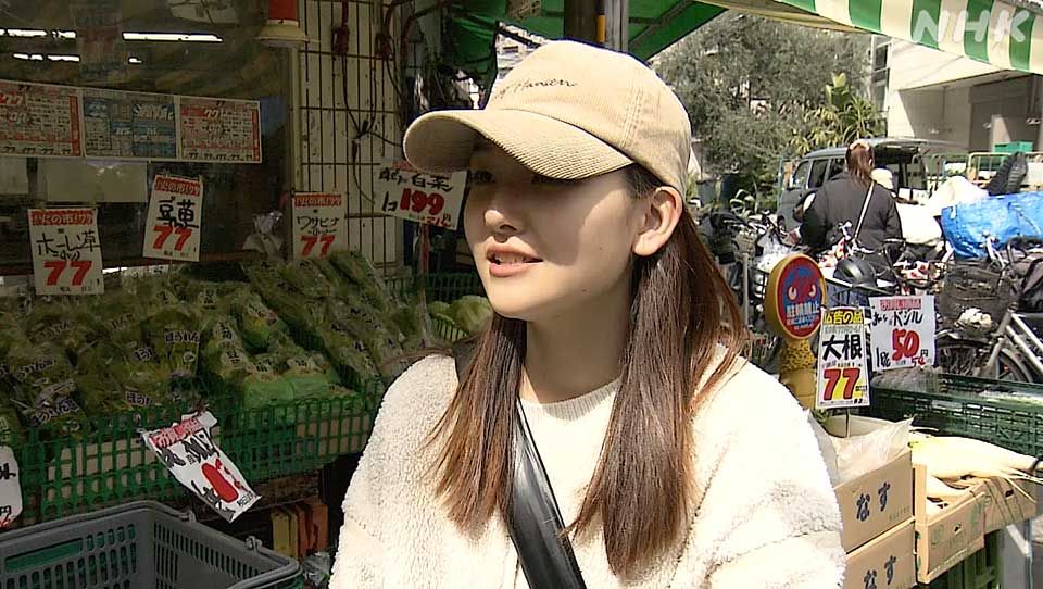 Seorang ibu berharap harga beras segera turun.