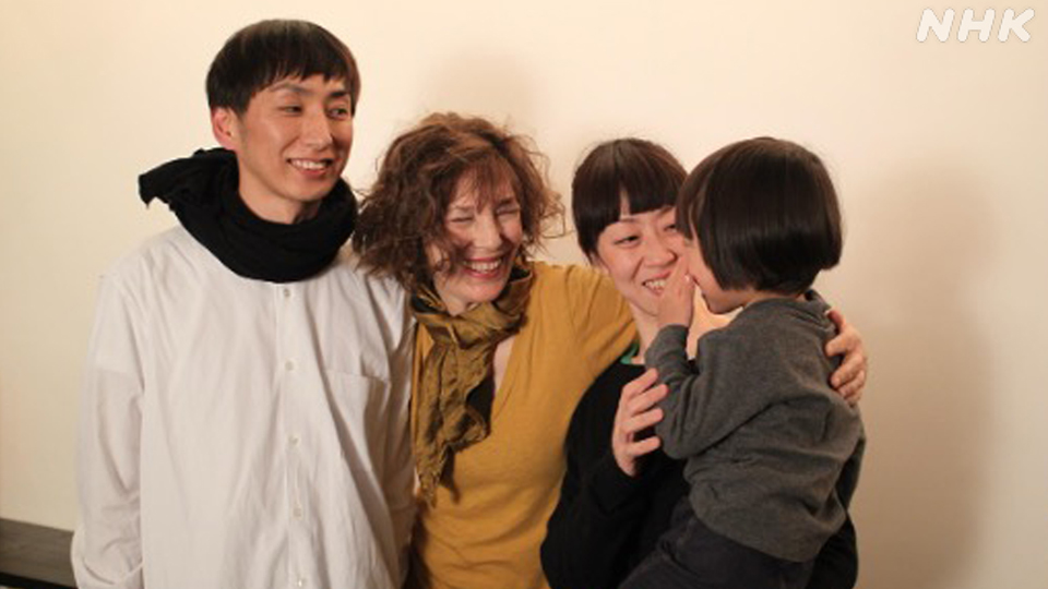 Chiba Shinichi (kiri), Jane Birkin, Chiba Ayako, dan putra mereka, Yonosuke, pada tahun 2013