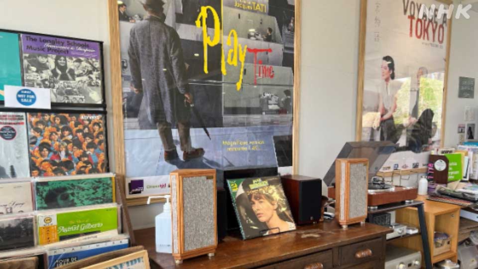 Kenangan akan Jane Birkin tetap terasa kuat di dalam kafe milik Chiba.