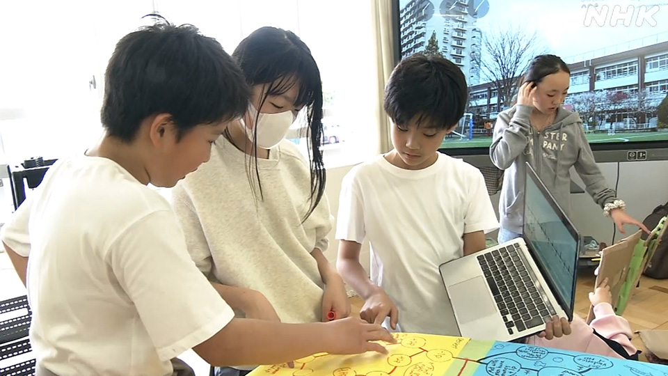 Sesi belajar di sekolah internasional sering kali melibatkan diskusi aktif.