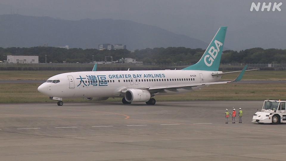 Greater Bay Airlines melayani penerbangan langsung antara Prefektur Tokushima, Jepang, dan Hong Kong.