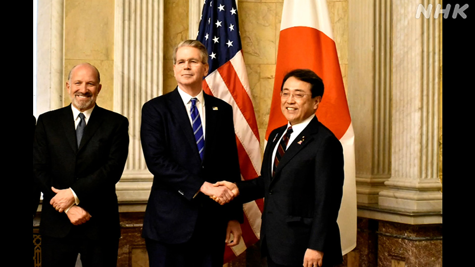 Menteri Revitalisasi Ekonomi Jepang Akazawa Ryosei (kanan) bertemu Menteri Keuangan AS Scott Bessent (tengah) untuk perundingan dagang pada bulan Mei.