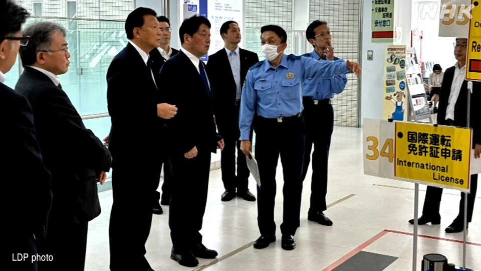Onodera Itsunori mengunjungi pusat lisensi Tokyo pada 21 Mei.