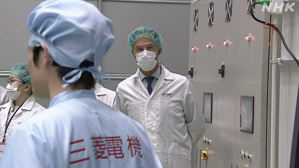 Sekretaris Jenderal NATO Mark Rutte saat mengunjungi fasilitas Mitsubishi Electric di Prefektur Kanagawa pada 8 April.