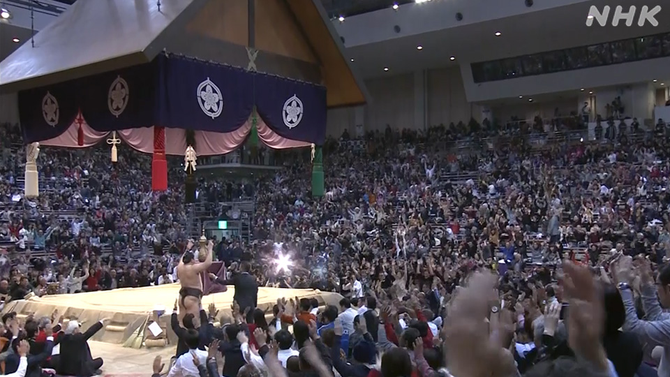 Keriuhan penonton yang bersorak bersama Hakuho di Fukuoka, 26 November 2017.