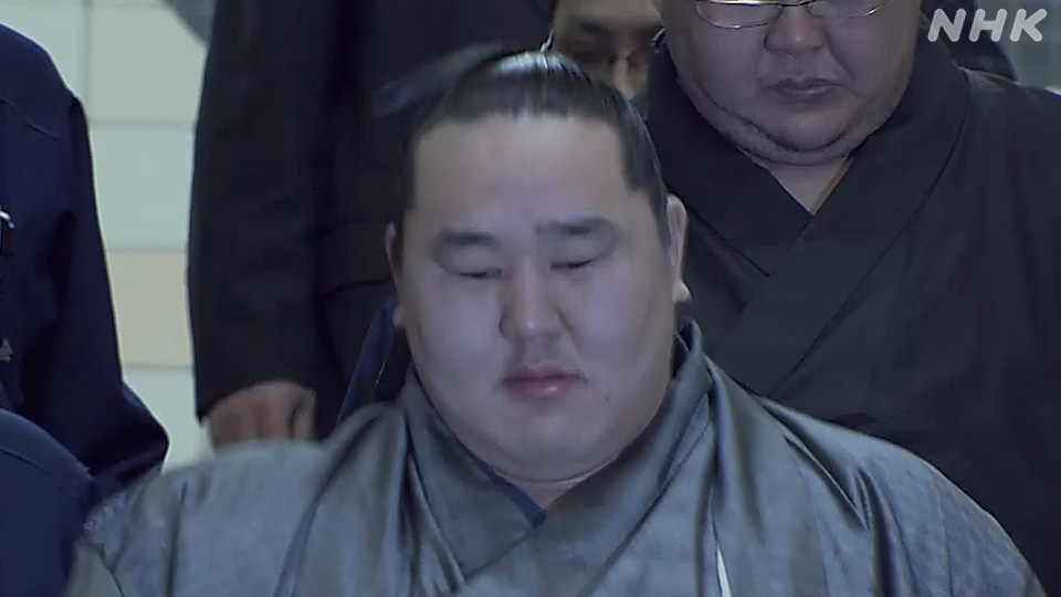 Asashoryu dari Mongolia meninggalkan dunia sumo setelah terjerat skandal.