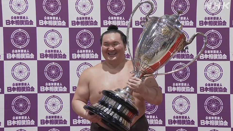 Hakuho Sho, sang pemegang 45 gelar juara sumo.