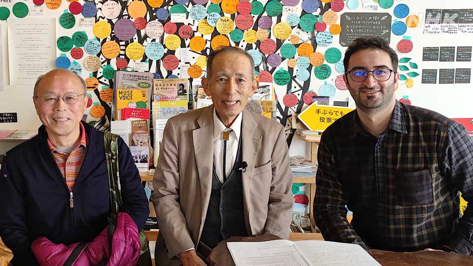 Mohammed Al-Masri (kanan) saat berbincang dengan para penyintas bom atom di Hiroshima pada 2022.