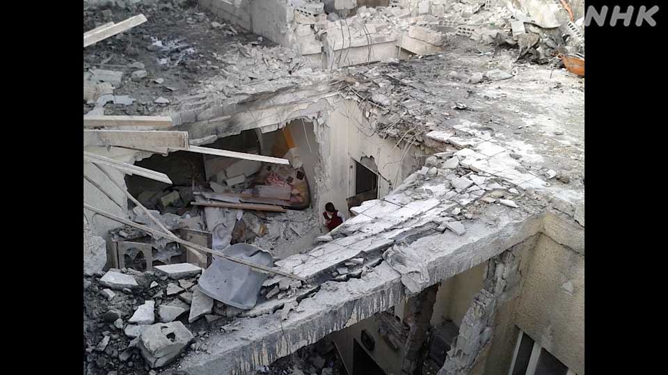 Mohammed Al-Masri mengisahkan momen ketika apartemennya hancur akibat serangan udara pada November 2013.