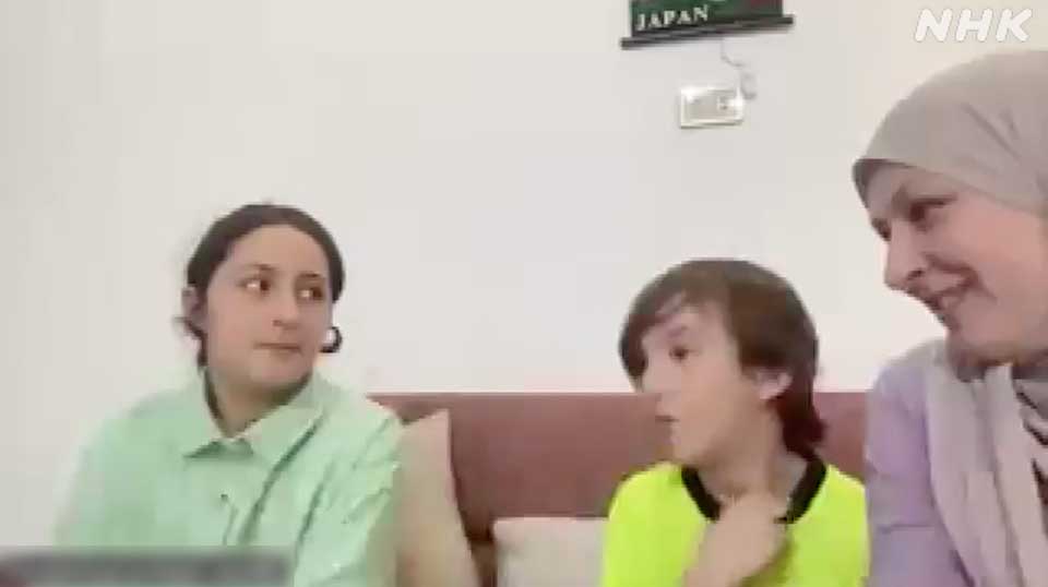 Alma, Putri Al-Masri (kiri), bercerita ia terbiasa menggunakan bahasa Jepang saat bertengkar dengan saudara laki-lakinya, Dia (tengah), di rumah. Alma menikmati hidup barunya di Suriah meski rindu meminum susu Jepang.