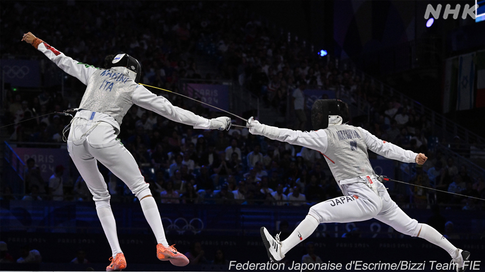 Matsuyama Kyosuke (kanan), anggota tim foil putra peraih medali emas Olimpiade Paris 2024, tampak mengenakan sarung tangan anggar buatan Jepang tersebut.