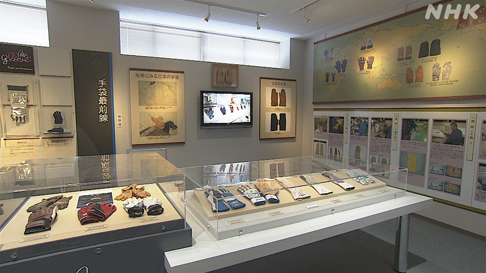 Produk karya keluarga Hosokawa yang dipamerkan di museum sarung tangan Kota Higashikagawa.