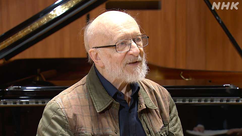 Pianis Rusia Alexey Lubimov saat berbincang dengan NHK World sebelum konsernya di Tokyo pada bulan April.