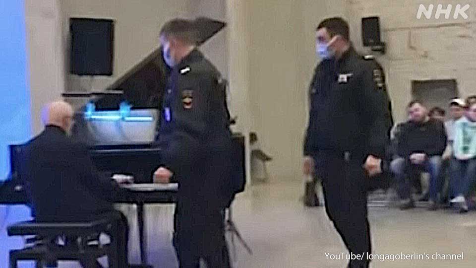 Polisi di Moskow mendekati Lubimov saat ia membawakan karya Silvestrov pada 2022.