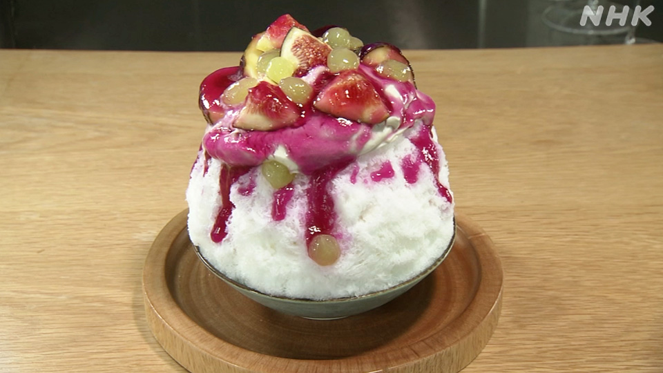 Paduan anggur, buah ara, dan siraman saus perilla merah