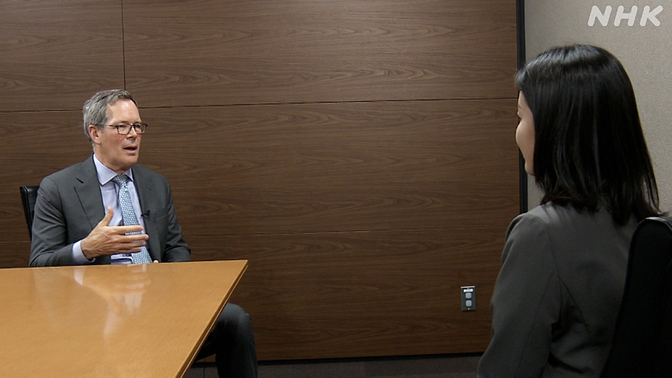 George Bory, Kepala Analis Strategi Investasi di Allspring Global Investments, berbincang dengan Hirata Miyu dari NHK World.
