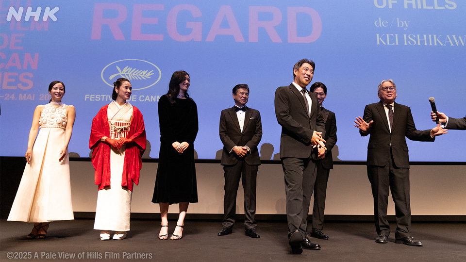 Kazuo Ishiguro (kanan) bersama sutradara Ishikawa Kei dan para pemeran