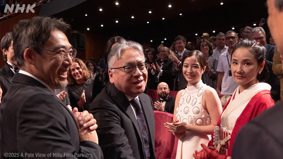 Kazuo Ishiguro (tengah) seusai pemutaran resmi 'A Pale View of Hills' di Cannes, Prancis.