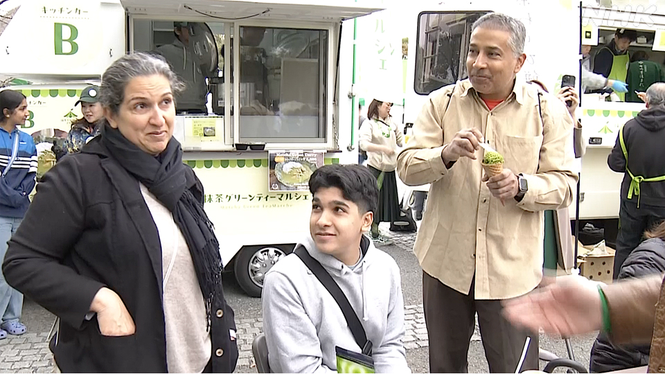 Keluarga asal Amerika Serikat saat menikmati hidangan di Matcha Green Tea Marche, Tokyo.