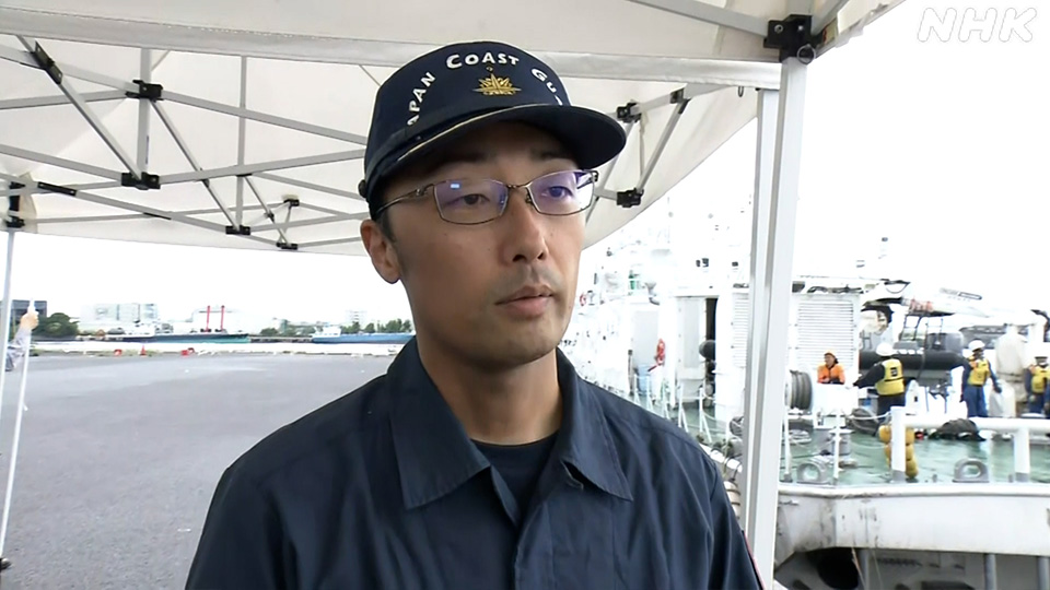 Taniguchi Yukihiro dari Penjaga Pantai Jepang memberikan panduan keselamatan air.
