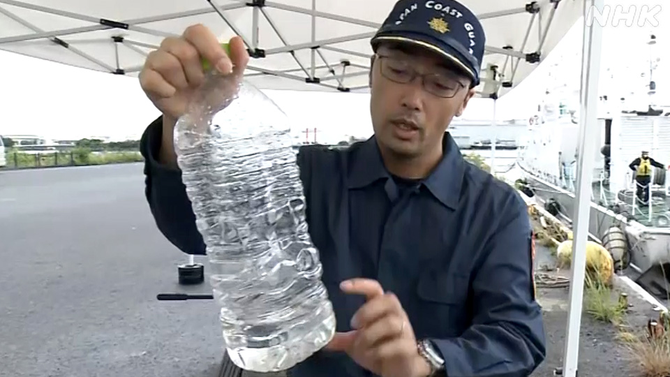 Lemparkan botol plastik yang telah diberi sedikit pemberat.
