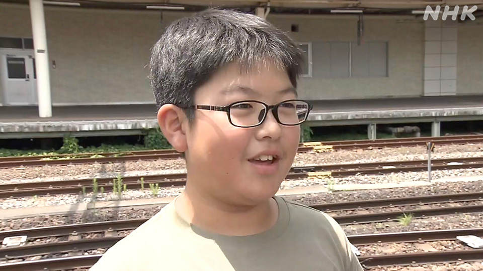 Seorang anak laki-laki menyaksikan keberangkatan kereta di Stasiun Sendai
