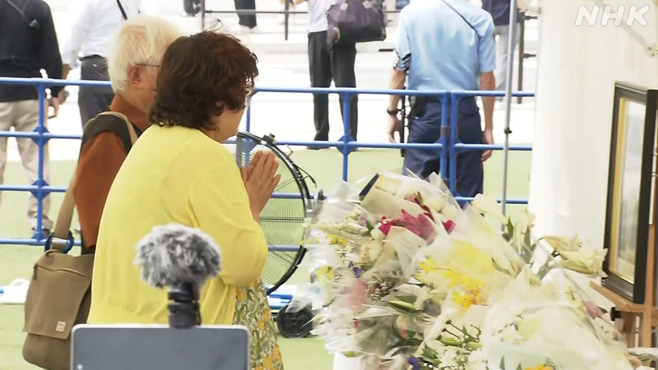 Warga memberikan penghormatan bagi mendiang Mantan Perdana Menteri Abe Shinzo.