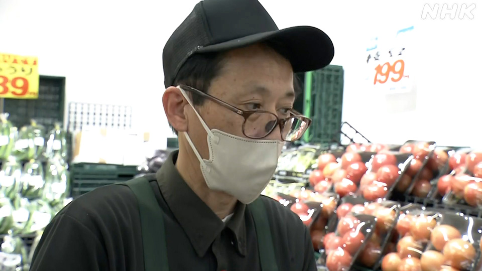 Itakiyo Hideki, manajer toko yang mengepalai bagian sayuran.