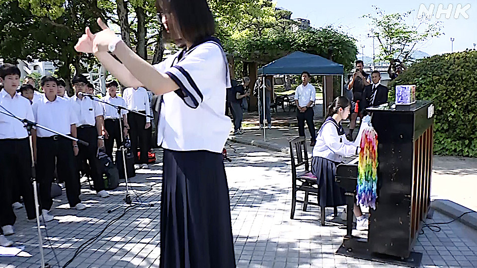 Yagawa bersama piano-pianonya menyambut para siswa yang berkunjung ke Hiroshima.