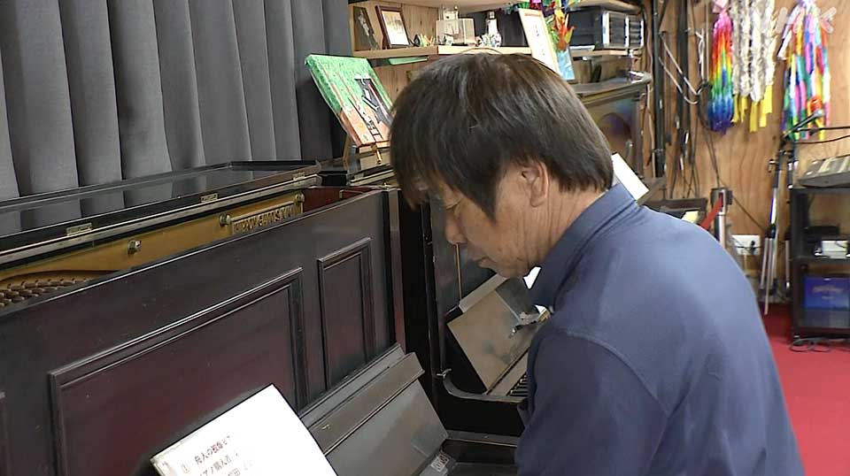 Misi Yagawa adalah menyebarkan pesan perdamaian melalui deretan piano tersebut.